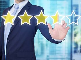 Rating, Bewertung - Mann im Anzug drückt auf Sternchen