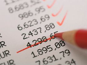 Rechenstreifen auf dem Zahlen mit rotem Stift abgehakt und gestri