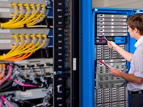 Rechenzentrum mit Mitarbeiter