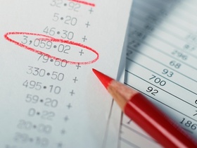 Rechnung mit rot umrandetem Posten