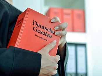 Recht_und_Urteil_Gesetzbuch_InDerHand