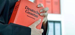 Recht_und_Urteil_Gesetzbuch_InDerHand