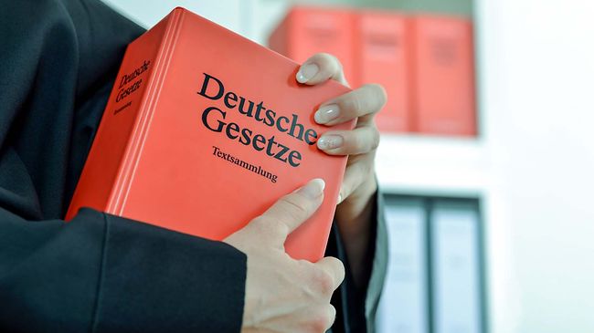 Recht_und_Urteil_Gesetzbuch_InDerHand