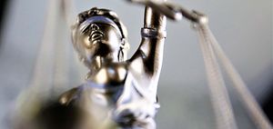 Recht_und_Urteil_Justitia_Figur_Detailaufnahme