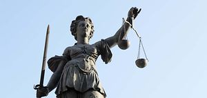 Recht_und_Urteil_Justitia_Statue_Nahaufnahme