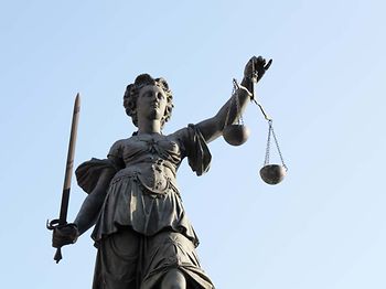 Recht_und_Urteil_Justitia_Statue_Nahaufnahme