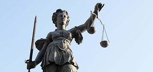 Recht_und_Urteil_Justitia_Statue_Nahaufnahme