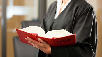 Recht_und_Urteil_Richterrobe_Gesetzbuch