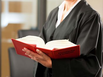Recht_und_Urteil_Richterrobe_Gesetzbuch