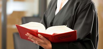 Recht_und_Urteil_Richterrobe_Gesetzbuch