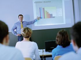 Referent und Teilnehmer im Seminar