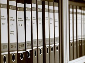 Regal mit Rechnungsordnern