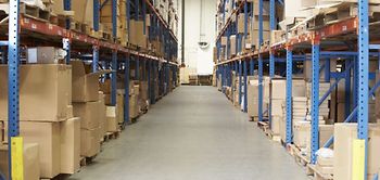 Regale voller Pakete in Lagerhalle