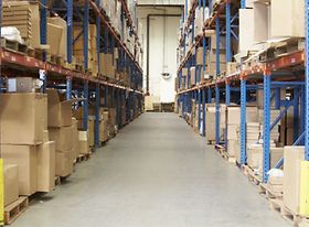 Regale voller Pakete in Lagerhalle