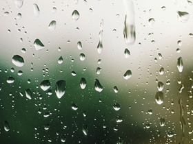 Regentropfen auf Fensterscheibe