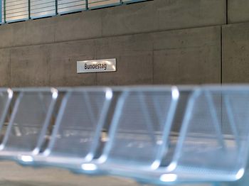 Regierung_Bundestag_Eingang_Wartebereich