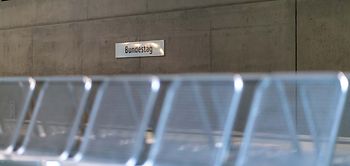 Regierung_Bundestag_Eingang_Wartebereich