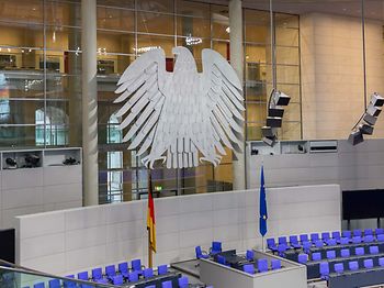 Regierung_Bundestag_Plenarsaal_Bundesadler