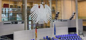 Regierung_Bundestag_Plenarsaal_Bundesadler