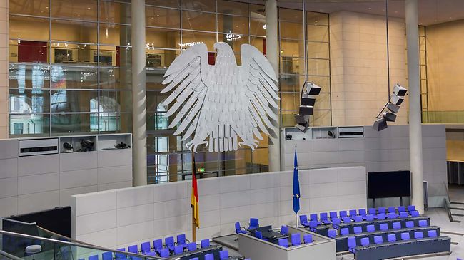 Regierung_Bundestag_Plenarsaal_Bundesadler