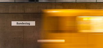 Regierung_Bundestag_Ubahnstation_Berlin