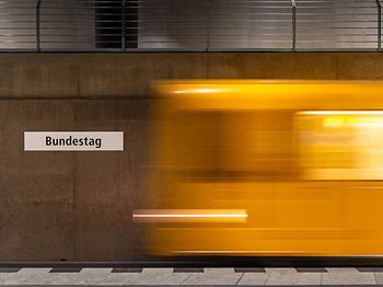 Regierung_Bundestag_Ubahnstation_Berlin