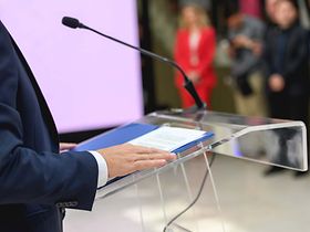 Regierung_Pressekonferenz_Rednerpult