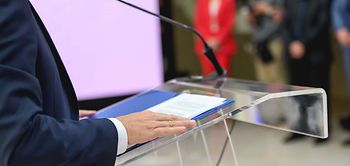 Regierung_Pressekonferenz_Rednerpult