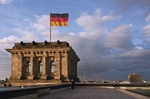 Reichstagsgebaeude in Berlin, Detail, mit deutscher Flagge, Deutschland