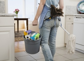 Reinigkungskraft in häuslicher Szene