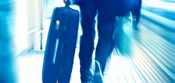 Reisender mit Koffer