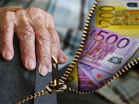 Rente: Hand eines alten Menschen und Geldscheine
