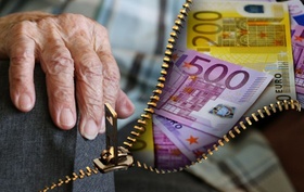 Rente: Hand eines alten Menschen und Geldscheine