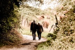 Rentnerpaar geht in Wald spazieren
