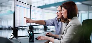 Reporting_Datenanalyse_Doppelscreen_Teamarbeit