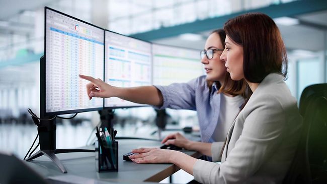 Reporting_Datenanalyse_Doppelscreen_Teamarbeit