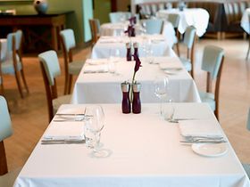 Restaurant, leere Tische 1