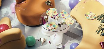 Reste von Feier auf Couch und Tisch