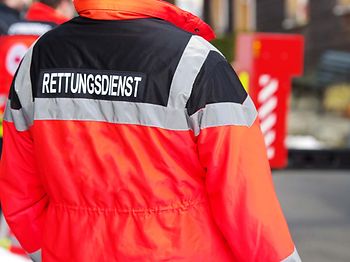 Rettungsdienst_Einsatzkraft_in_Schutzkleidung