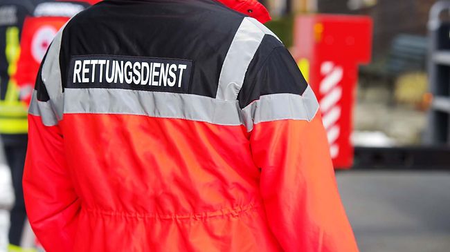 Rettungsdienst_Einsatzkraft_in_Schutzkleidung