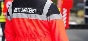 Rettungsdienst_Einsatzkraft_in_Schutzkleidung