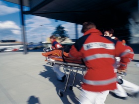 Rettungssanitaeter, Notarzt, mit Patient auf Trage, Bewegung