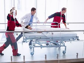 Rettungssanitäter und Arzt rennen mit Patient in die Notaufnahme