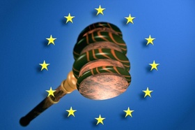 Richter Hammer oder Auktionshammer vor Europa Fahne