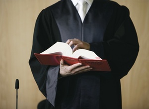 Anwältin darf Vater und Sohn in Scheidungsverfahren vertreten