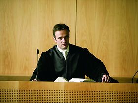 Richter im Gerichtssaal