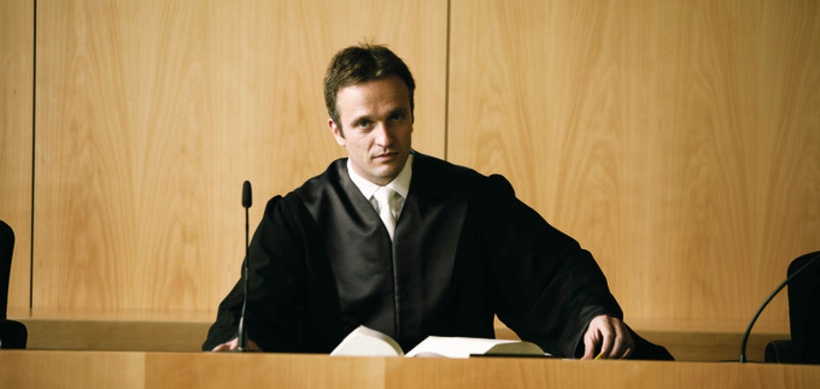 Richter im Gerichtssaal