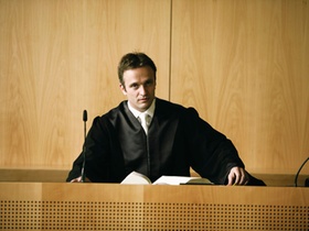 Richter im Gerichtssaal