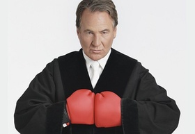 Richter mit Boxhandschuhen