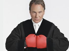 Richter mit Boxhandschuhen